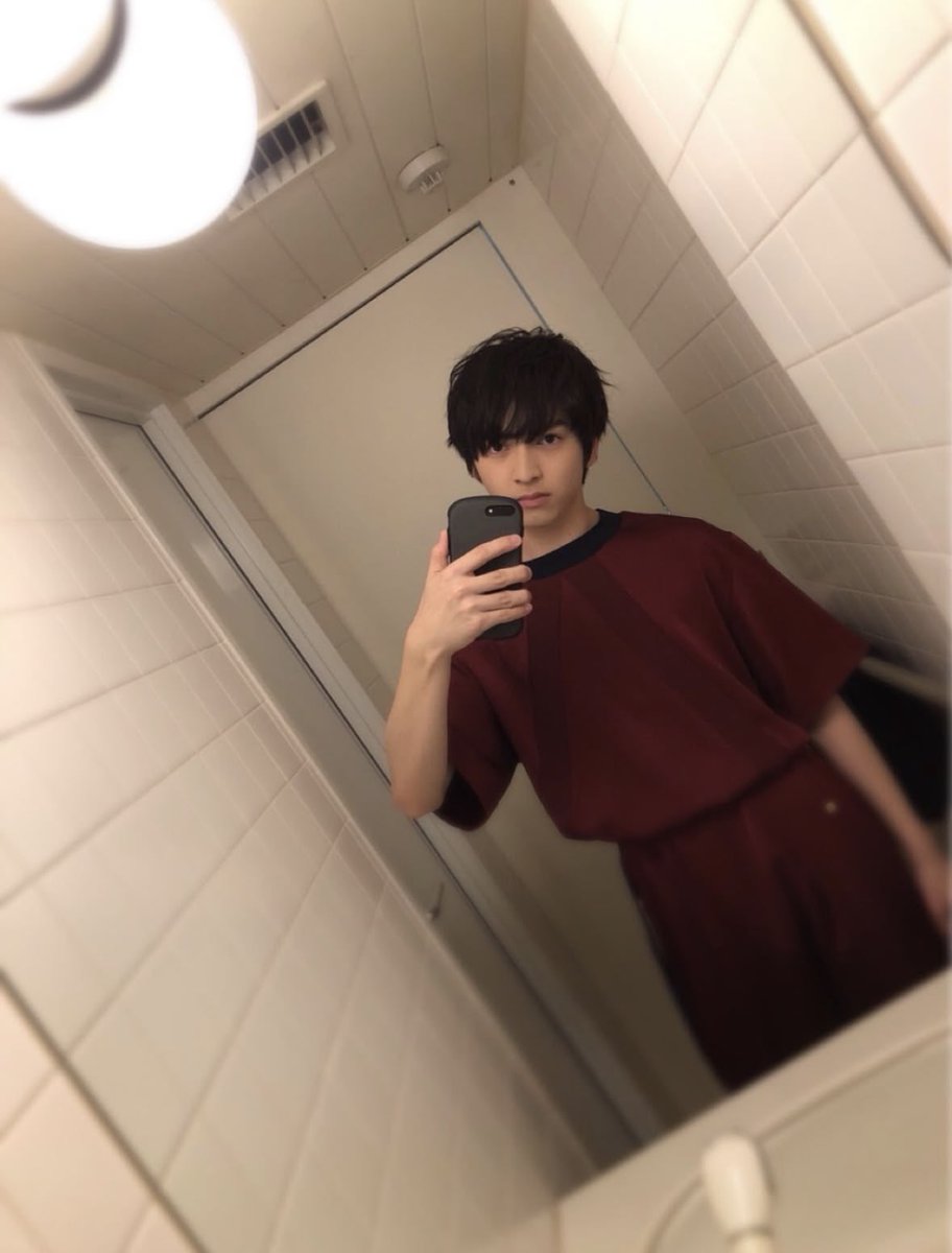 magati_6's tweet photo. こういうラフめな質感の吉田さんがぶっ刺さる😿アメブロに過去の写真沢山上がってるの控えめに言ってもネ申✨️
 #吉田仁人 https://t.co/27bhyqSTtC