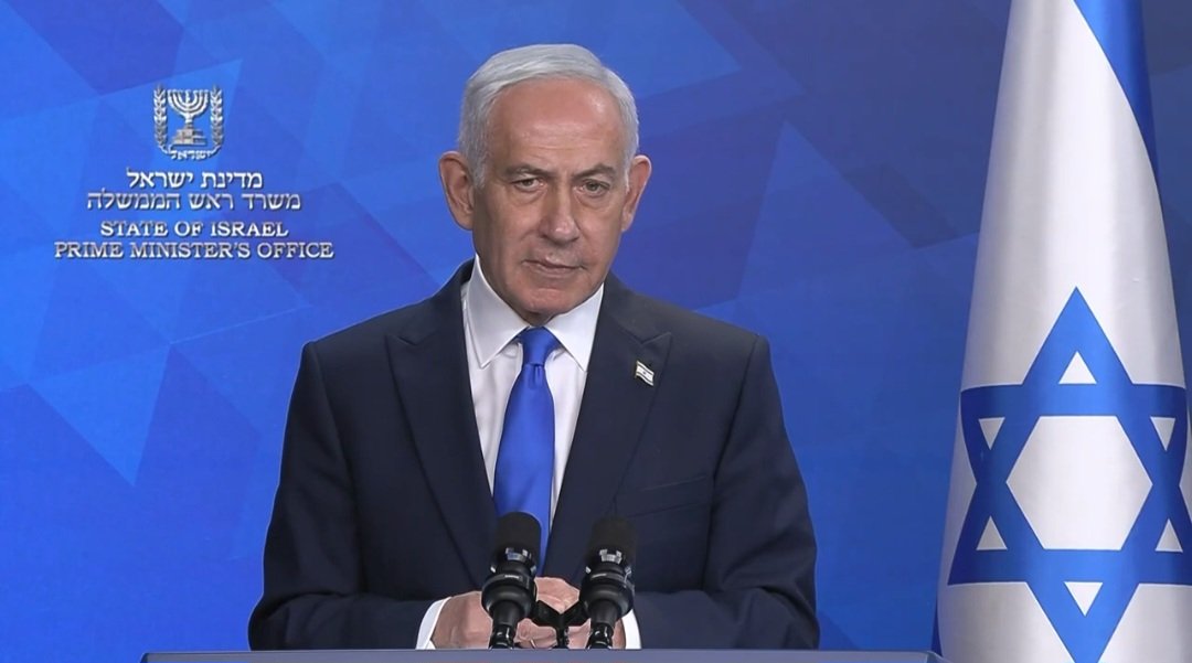 IsraelPersian's tweet photo. نخست وزیر نتانیاهو:
صبح امروز یک حادثه امنیتی بسیار جدی در پروازی از دبی به مقصد اسرائیل رخ داد. تقریباً تمام مسافران اسرائیلی بودند. هنگامی که هواپیما به اسرائیل نزدیک می‌شد، یکی از خلبانان با چاقو به خلبان دیگر حمله کرد و ظاهراً قصد داشت باعث سقوط هواپیما شود. یکی از مسافران اسرائیلی به من گفت که او به همراه یکی از خدمه موفق شده است وارد کابین خلبان شود و خلبان مهاجم را که در تلاش برای خرابکاری در سیستم‌های هواپیما بود، مهار کند. در نهایت، یک تیم پروازی جایگزین موفق شد کنترل هواپیما را به دست گیرد. من به قهرمانان این پر��از که از خود درایت و شجاعت نشان دادند، درود می‌فرستم. همچنین به نهادهای امنیتی دستور داده‌ام تا برای مقابله با تهدیدهای احتمالی دیگر آماده باشند.