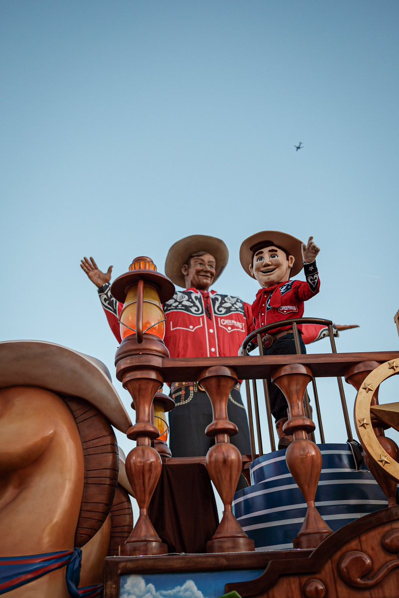 StateFairOfTX's tweet photo. Double the Tex. Double the howdy! 🤠🤠 #BigTex #POD
Big Tex is looking sharp all Fair long thanks to @levis, @lucchese1883, @shinerbeer, Cavender’s and Resistol
📸: @rafareject_ https://t.co/3CiGGTtAdj