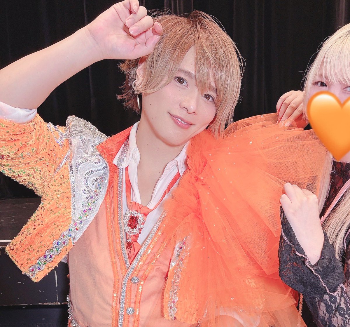 chgozen's tweet photo. ラブ恋リリイベ行ってきた！
肩のフワフワが可愛くて、フワフワを持たせていただきました…🥹🧡
ラブ恋、めちゃくちゃアイドルみある曲だしかずぅパートかっこよすぎて最高🥹
撮影列長すぎ＆雨止まなさすぎ＆寒すぎで大変だったけど、傘入れてくれたり優しい方に恵まれました😭 https://t.co/3HjZNCr28I
