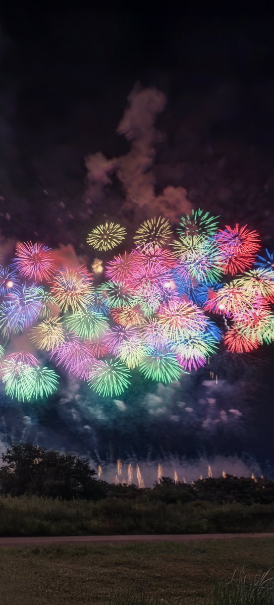 Thor_0916's tweet photo. おはようございます。長岡の花火の二枚目。カラフルな花火をあげてみました。１日目の席の方がここより花火の見え方は良かったのですが風の向きが悪くてあまり綺麗に撮れなかったのでこれも２日目の写真です。莉樺さん、天地人さんありがとうございました。良い木曜日を。TLを花でいっぱいにしよう https://t.co/aKp6Wu4VKN