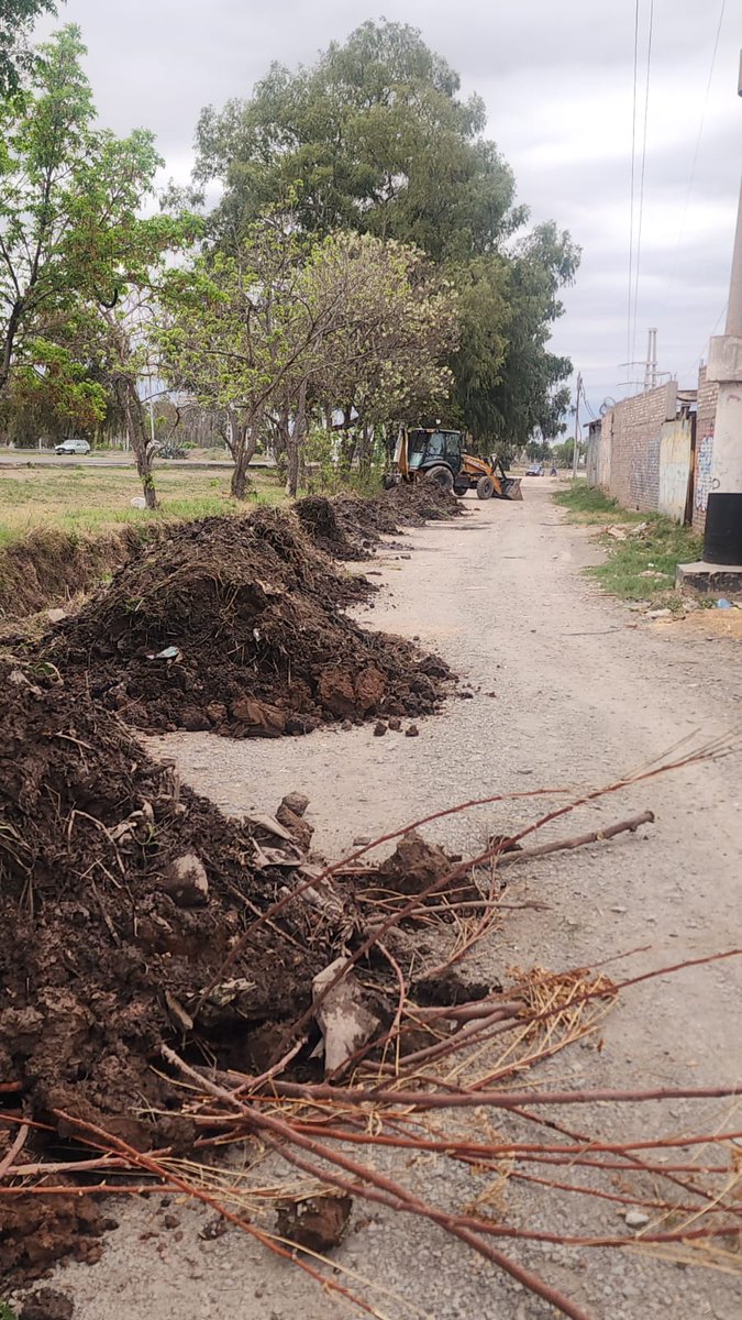 lopresti_lh's tweet photo. ⛈️ De cara al fenómeno de El Niño, todos los días trabajamos en distintos puntos de Las Heras con tareas de limpieza y obras preventivas. Esta vez limpiamos el canal aluvional Rasquín, en Ruta 40 y General Paz, para mejorar el escurrimiento del agua y reducir riesgos ante posibles tormentas.
👉🏼 Desde el municipio ya hicimos nuestra parte. Ahora es con vos: no tires basura ni escombros en canales y acequias. Mantenerlos limpios y cuidar Las Heras es responsabilidad de todos.