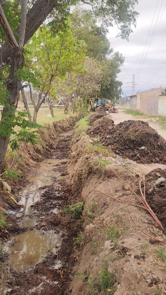 lopresti_lh's tweet photo. ⛈️ De cara al fenómeno de El Niño, todos los días trabajamos en distintos puntos de Las Heras con tareas de limpieza y obras preventivas. Esta vez limpiamos el canal aluvional Rasquín, en Ruta 40 y General Paz, para mejorar el escurrimiento del agua y reducir riesgos ante posibles tormentas.
👉🏼 Desde el municipio ya hicimos nuestra parte. Ahora es con vos: no tires basura ni escombros en canales y acequias. Mantenerlos limpios y cuidar Las Heras es responsabilidad de todos.