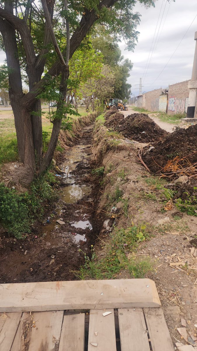 lopresti_lh's tweet photo. ⛈️ De cara al fenómeno de El Niño, todos los días trabajamos en distintos puntos de Las Heras con tareas de limpieza y obras preventivas. Esta vez limpiamos el canal aluvional Rasquín, en Ruta 40 y General Paz, para mejorar el escurrimiento del agua y reducir riesgos ante posibles tormentas.
👉🏼 Desde el municipio ya hicimos nuestra parte. Ahora es con vos: no tires basura ni escombros en canales y acequias. Mantenerlos limpios y cuidar Las Heras es responsabilidad de todos.