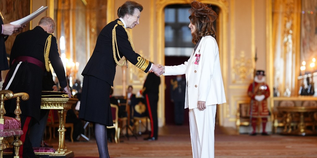 RoyalFamily's tweet photo. Congratulations to everyone who received honours at today’s investiture ceremony hosted by The Princess Royal at Windsor Castle. 🎖️👏

Amongst recipients were...

🎸 Lead guitarist and Co-Founder of @BlackSabbath, @TonyIommi MBE for services to music and to charity.

🏅Campaigner Natalie Cumming MBE for services to Holocaust
Remembrance and to the Missing People Charity.

👮Detective Superintendent, States of Jersey Police, Alison Fossey MBE for services to Island Policing and to the wider community of Jersey.