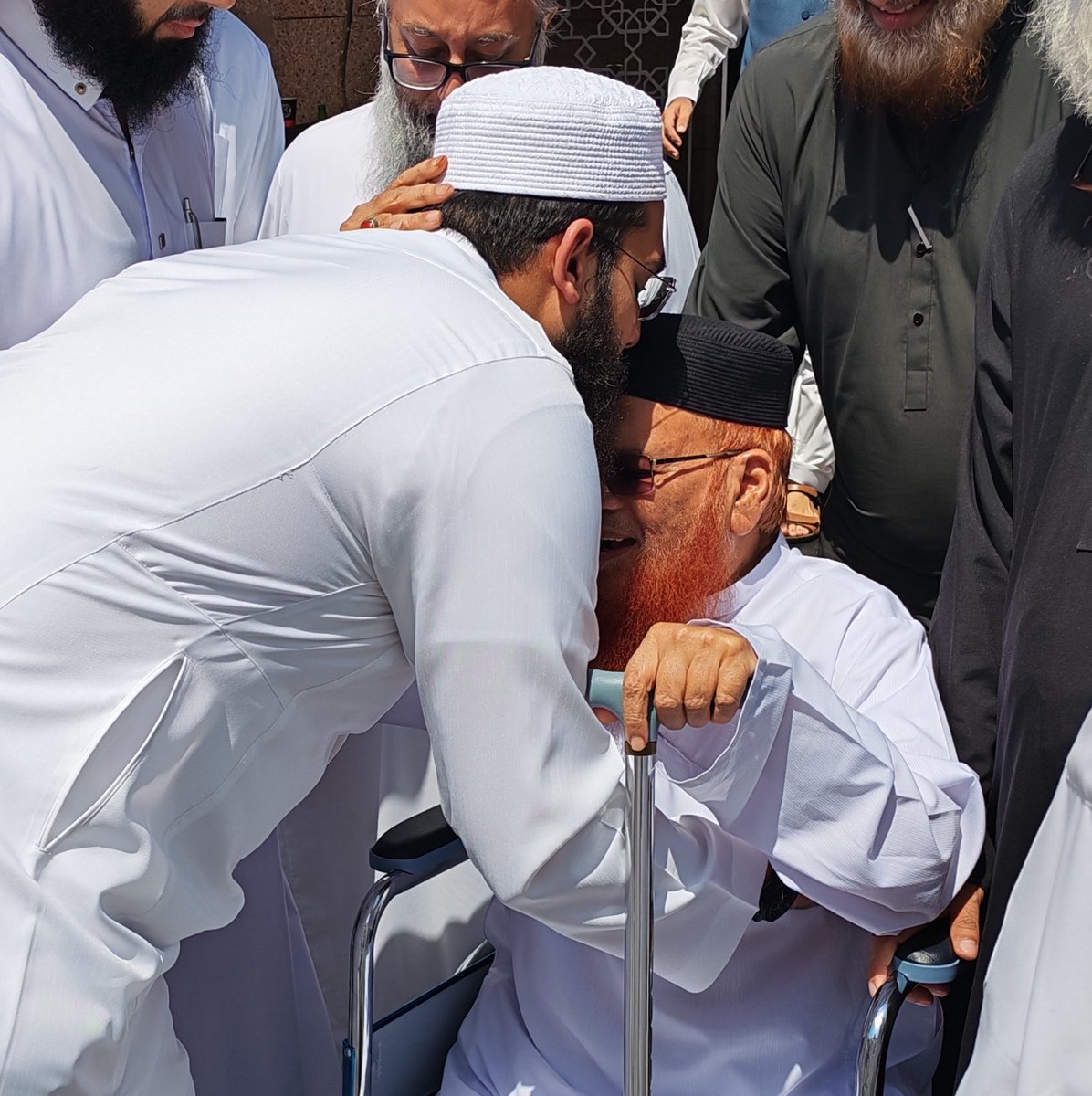 muftishamail's tweet photo. A truly memorable meeting with Hazrat Mufti Muhammad Taqi Usmani (DB) in #SaudiArabia.

Despite it being our very first meeting, the warmth, love and affection with which Hazrat welcomed me made me feel as though I had known him for years. It felt almost like meeting my own father. Such is the effect of the love and humility Allah (swt) places in the hearts of His chosen servants and Ulama.

The combination of profound knowledge and genuine humility that Allah has blessed him with is truly inspiring and a lesson for all of us.

May Allah protect Hazrat from the envy of the envious, bless him with good health and well-being, and grant us the opportunity to continue benefiting from his knowledge, wisdom and guidance. Aameen. 🤍

لقاء لا يُنسى مع سماحة الشيخ المفتي محمد تقي العثماني حفظه الله في 
#المملكة_العربية_السعودية.

على الرغم من أن هذا كان لقائي الأول بسماحته، فإن ما غمرني به من حفاوة الاستقبال والمحبة والمودة جعلني أشعر وكأنني أعرفه منذ سنوات، بل وكأنني ألتقي بوالدي. وهكذا يكون أثر المحبة والتواضع اللذين يضعهما الله سبحانه وتعالى في قلوب عباده المصطفين وعلمائه الأفاضل.

إن ما جمع الله له من سعة العلم وعمقه، مع التواضع الصادق وحسن الخلق، لأمر يبعث على الإعجاب، ويقدّم لنا جميعًا قدوةً تستحق الاقتداء.

نسأل الله تعالى أن يحفظ شيخنا من حسد الحاسدين، وأن يمتعه بموفور الصحة والعافية، وأن يرزقنا دوام الانتفاع بعلمه وحكمته وإرشاده. آمين. 🤍
