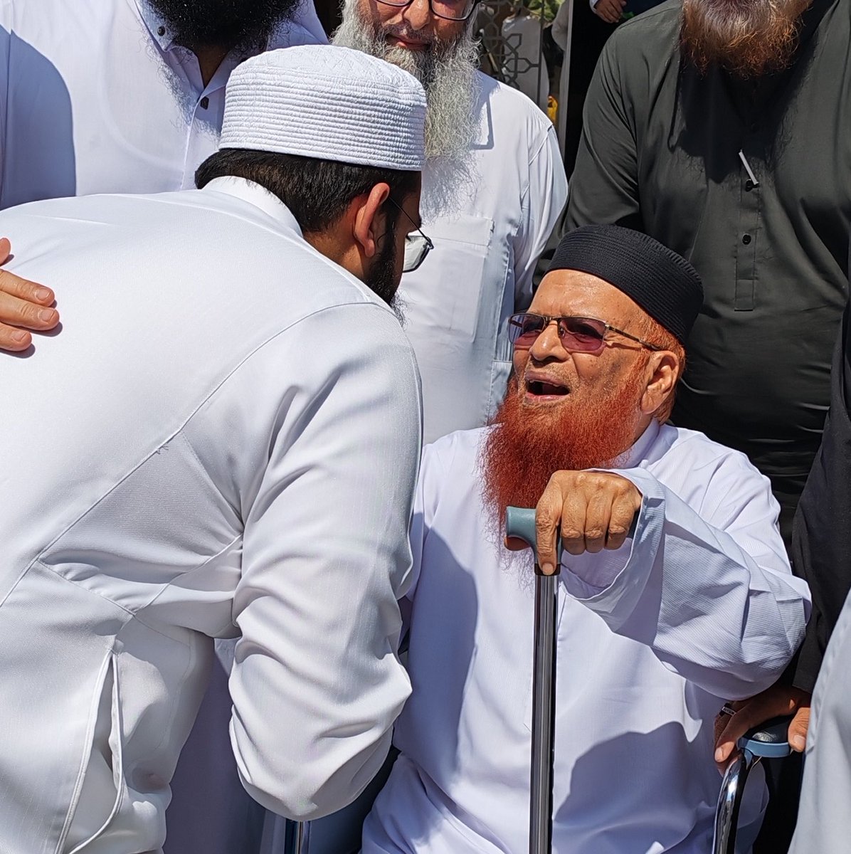 muftishamail's tweet photo. A truly memorable meeting with Hazrat Mufti Muhammad Taqi Usmani (DB) in #SaudiArabia.

Despite it being our very first meeting, the warmth, love and affection with which Hazrat welcomed me made me feel as though I had known him for years. It felt almost like meeting my own father. Such is the effect of the love and humility Allah (swt) places in the hearts of His chosen servants and Ulama.

The combination of profound knowledge and genuine humility that Allah has blessed him with is truly inspiring and a lesson for all of us.

May Allah protect Hazrat from the envy of the envious, bless him with good health and well-being, and grant us the opportunity to continue benefiting from his knowledge, wisdom and guidance. Aameen. 🤍

لقاء لا يُنسى مع سماحة الشيخ المفتي محمد تقي العثماني حفظه الله في 
#المملكة_العربية_السعودية.

على الرغم من أن هذا كان لقائي الأول بسماحته، فإن ما غمرني به من حفاوة الاستقبال والمحبة والمودة جعلني أشعر وكأنني أعرفه منذ سنوات، بل وكأنني ألتقي بوالدي. وهكذا يكون أثر المحبة والتواضع اللذين يضعهما الله سبحانه وتعالى في قلوب عباده المصطفين وعلمائه الأفاضل.

إن ما جمع الله له من سعة العلم وعمقه، مع التواضع الصادق وحسن الخلق، لأمر يبعث على الإعجاب، ويقدّم لنا جميعًا قدوةً تستحق الاقتداء.

نسأل الله تعالى أن يحفظ شيخنا من حسد الحاسدين، وأن يمتعه بموفور الصحة والعافية، وأن يرزقنا دوام الانتفاع بعلمه وحكمته وإرشاده. آمين. 🤍