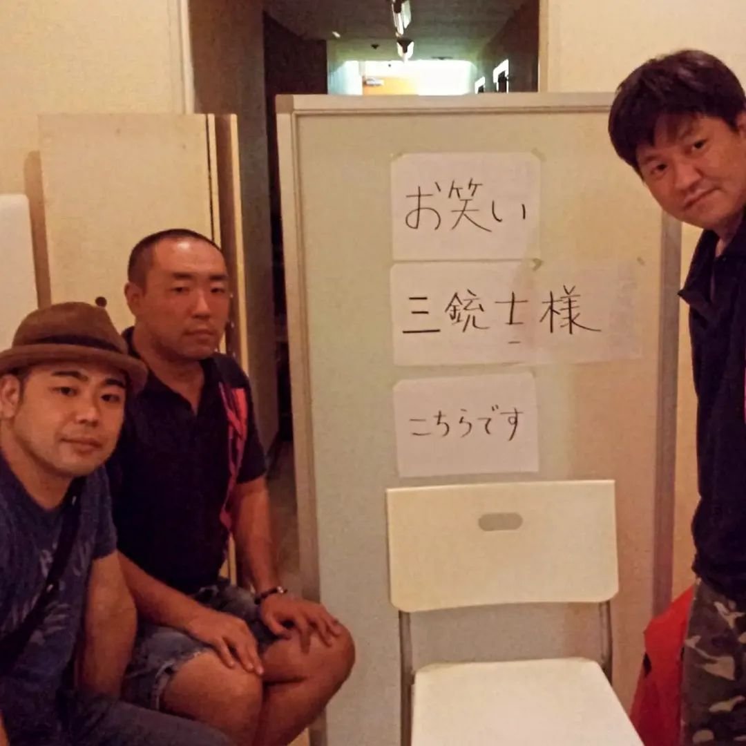 ooshirofumiaki's tweet photo. 新宿フェイス
今日で最後

ラスト興業
観戦しに行きたかったです

15年間
新宿フェイスで
アルバイトしてたんです

ドリンク作ったり
フードあっためたり
椅子並べたり
リング撤収したり

色々お仕事させて頂きました

「ワイルドだろぉ」
売れる前の
スギちゃんも働いてたんですよ
おっぱい先生時代の

控室の掃除をしていたら
ミル・マスカラス選手が
目の前現れた時はびびったなぁ

僕の大好きな
元ブロンド・アウトローズ
後藤達俊選手が
昼間に来て
電話していて
「今、JWPやってんだけど！ええ夜なの試合！昼にきちゃったよ！」

言ってたのは
今も印象深いです

プロレス団体
IWA　JAPANの
浅野社長が
全身青色にぬって
アバターではなく
「アサダー」
というキャラクターで現れた時は
IWA のファンになりました

西口プロレスの
西口DOOR興業にも
初めてリングで試合
やらせて頂いたし
（ど素人がすみません🙇‍♂️）

プロレス団体
SECRET BASEさんで
リングでネタをやらせて頂いたり
（ティッシュに火をつけて食べてすみません🙇‍♂️🙇‍♂️🙇‍♂️🙇‍♂️
）

センダイガールズプロレスリングで
十文字姉妹を
初めて観て
衝撃をうけたり

大仁田厚さんが
いつも
2リットルの水を
これでもかと
床をビショビショにするので
僕は
モップで毎回
吹きまくってたのは
青春です！！！
（FMW　1991年大阪万博電流爆破2列目で観ました！何の話やねん！）

ドラゴンゲートの
新井健一郎の兄貴と仲良くなった場所でもあるし

バラモン兄弟の
場外の暴れっぷりや

とにかく
新宿フェイスのスタッフの皆様
お客様
すべての皆様に
よくして頂きました

本当にありがとうございました

写真
新宿フェイスで
一緒にバイトしていた
あっぱれ小泉君
武井志門君