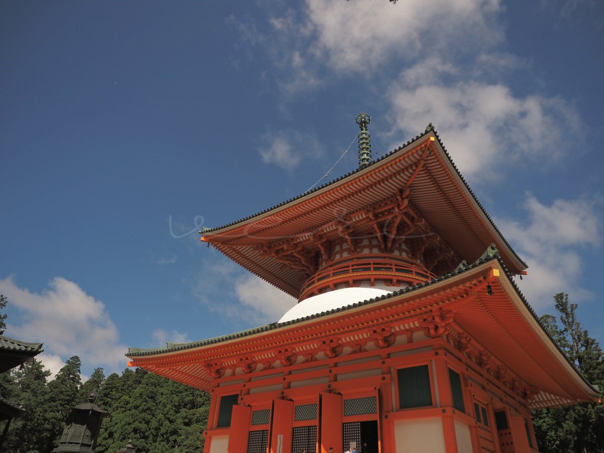 VERISUKE0805's tweet photo. Autumn in a  religious town in Japan https://t.co/XbxO5tzNN1