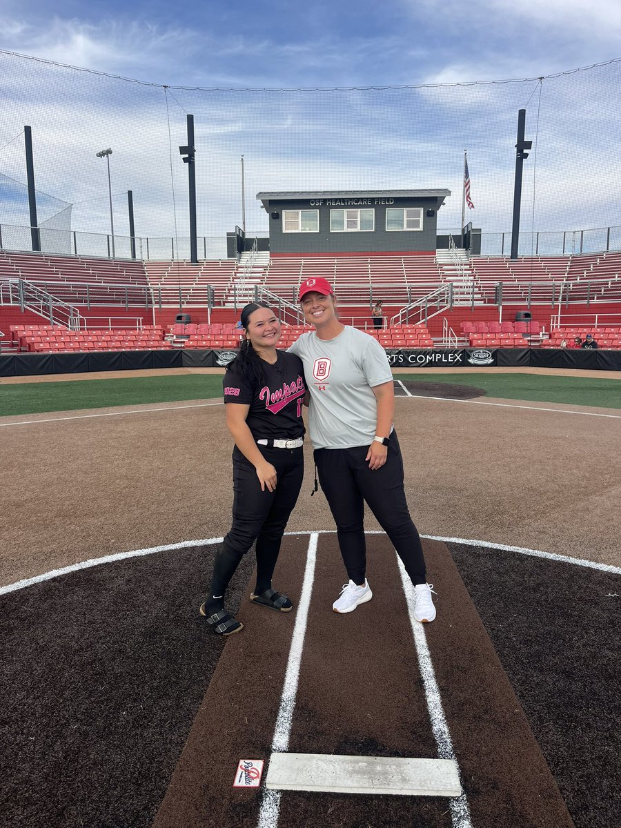 mayadarmawan12's tweet photo. HUGE thanks to @BradleySoftball for an incredible camp experience! The family atmosphere on campus is unmatched— I can’t wait to see the team crush it this season. GO BRAVES!!! 🩶❤️ @Coach_LAnderson @bensuchon @EnosGass https://t.co/1Pjo1H37TA
