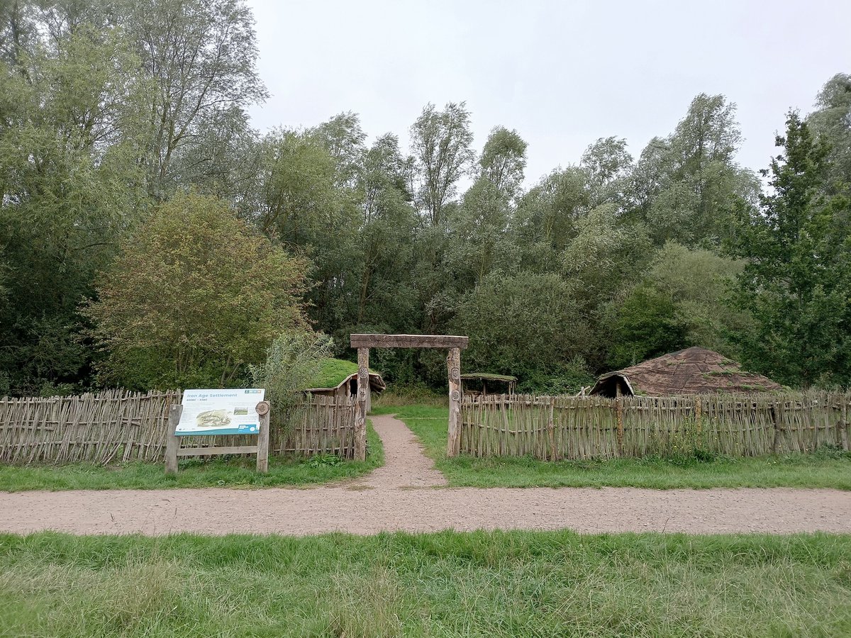 phil0073's tweet photo. #IronAge settlement recreation at @StanwickLakes
with entrance & garden. #PhilOnaBike #WednesdayWander #FootpathFriday https://t.co/mLbmWLlvnT