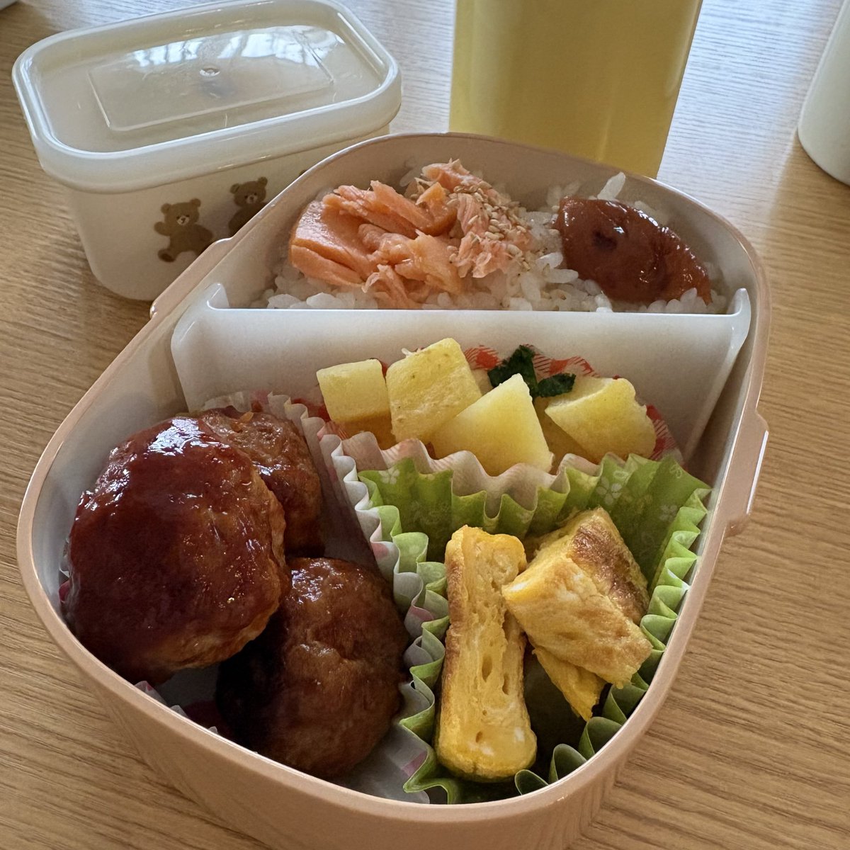 mamesuke5ma1's tweet photo. 今日と昨日の高校生のお弁当
朝5時からお弁当と朝ごはん
作っています(*^^*)

気づくと、8時までキッチンにい���す💦
片付けがね……大変なんです

でも、お弁当作れるって幸せ💞
 #お弁当  #高校生  #朝ごはん https://t.co/BjzgtM90Bw
