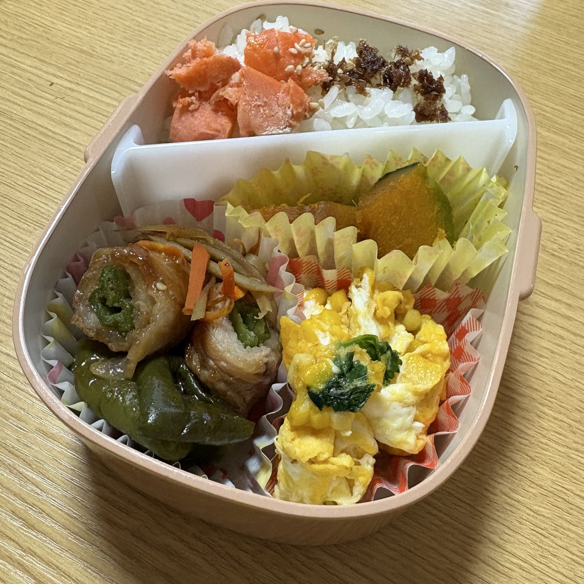 mamesuke5ma1's tweet photo. 今日と昨日の高校生のお弁当
朝5時からお弁当と朝ごはん
作っています(*^^*)

気づくと、8時までキッチンにい���す💦
片付けがね……大変なんです

でも、お弁当作れるって幸せ💞
 #お弁当  #高校生  #朝ごはん https://t.co/BjzgtM90Bw