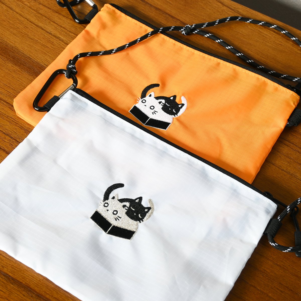 tocodot's tweet photo. オリジナルイラストのグッズを作りました！

「刺繍ねこサコッシュ」
カラー：白・オレンジ（2種）
サイズ：約 縦16×横23.5㎝

2匹の猫の刺繍サコッシュです🐈
ショルダーストラップは長さ調節ができます！ https://t.co/sn8BNns2nf