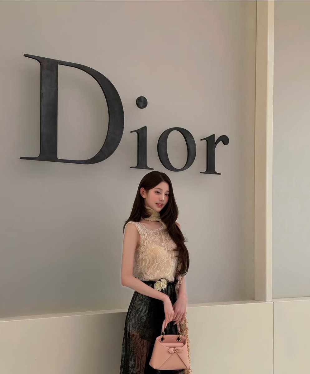 cherrinyoung's tweet photo. Oh my Dior star, how can Jang Wonyoung be so perfect
@Dior
#wonyoung #WonyoungDiorSummer27 #DiorSummer27 #JANGWONYOUNGDiorSummer27 https://t.co/KTI4qZi8Qe