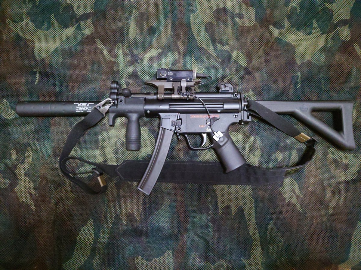 Bond_215's tweet photo. ◤The Submachine Guns of Delta Force◢
Vol.2 ボスニア仕様

自分の知る限りデルタでこのレーザーを使用してたのは、Horrigan氏のM4 MREと今回のMP5のみ。 https://t.co/dNzZ6N0E63