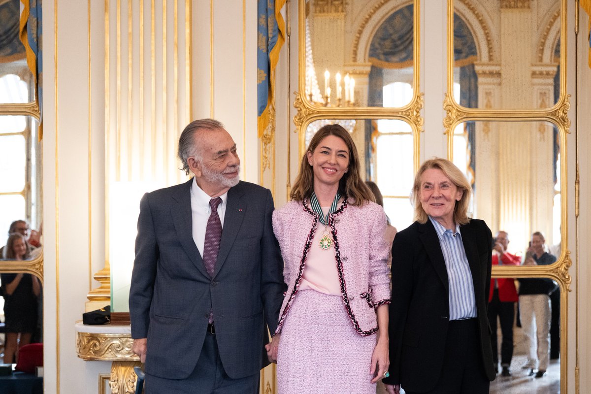 catherinepegard's tweet photo. Immense honneur d'avoir remis à Sofia Coppola les insignes de Commandeur de l'Ordre des Arts et des Lettres. 

Célébré par le monde du cinéma comme par le grand public, son talent humble et puissant a construit l'imaginaire des générations qui ont grandi avec elle. 

Loin de se réduire à sa seule œuvre de cinéaste, sa sensibilité s'exprime aussi à travers la photographie et la mode. L'univers de Sofia Coppola impose un point de vue et un regard féminin toujours en quête de vérité.