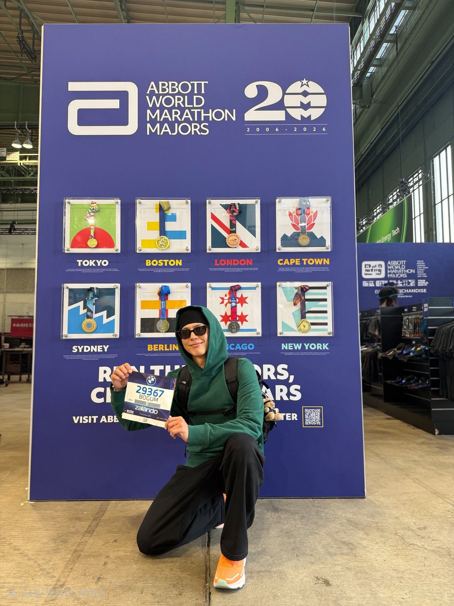 BogumSGRunClub's tweet photo. To run a major marathon amidst your insane filming schedule.. what an incredible feat! Your discipline and dedication never cease to amaze us. Thank you for always inspiring us to keep going and challenge ourselves too 🩵

Thanks for sharing these photos Sean!
#parkbogum #박보검 https://t.co/oQuy6bJxyx