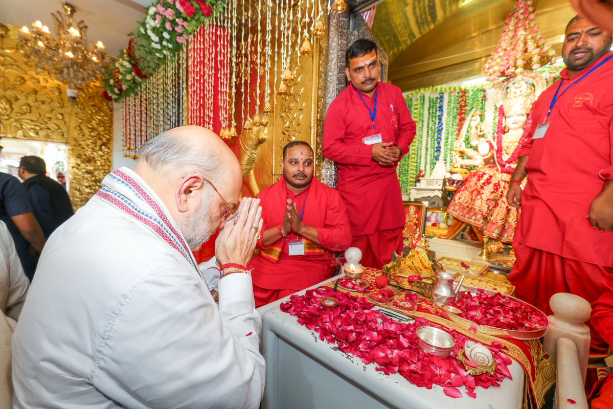 AmitShah's tweet photo. जालंधर (पंजाब) स्थित श्री सिद्ध शक्तिपीठ मां त्रिपुरमालिनी धाम सदियों से श्रद्धा, भक्ति और सनातन परंपरा की अखंड ज्योति प्रज्वलित किए हुए है।

51 शक्तिपीठों में से एक इस पावन धाम में आज दर्शन-पूजन का सौभाग्य प्राप्त हुआ और मां भगवती से सभी के कल्याण, सुख एवं समृद्धि की प्रार्थना की।

ਜਲੰਧਰ ਵਿਖੇ ਸਥਿਤ ਸ੍ਰੀ ਸਿੱਧ ਸ਼ਕਤੀਪੀਠ ਮਾਂ ਤ੍ਰਿਪੁਰਮਾਲਿਨੀ ਧਾਮ (ਸ਼੍ਰੀ ਦੇਵੀ ਤਲਾਬ ਮੰਦਿਰ) ਸਦੀਆਂ ਤੋਂ ਸ਼ਰਧਾ, ਭਗਤੀ ਅਤੇ ਸਨਾਤਨ ਪਰੰਪਰਾ ਦੀ ਅਖੰਡ ਜੋਤ ਜਗਾ ਰਿਹਾ ਹੈ। 51 ਸ਼ਕਤੀਪੀਠਾਂ ਵਿੱਚੋਂ ਇੱਕ ਇਸ ਪਾਵਨ ਧਾਮ ਵਿਖੇ ਅੱਜ ਮਾਤਾ ਰਾਣੀ ਦੇ ਦਰਸ਼ਨ-ਪੂਜਨ ਕਰਨ ਦਾ ਸੁਭਾਗ ਪ੍ਰਾਪਤ ਹੋਇਆ। ਇਸ ਪਵਿੱਤਰ ਅਵਸਰ ’ਤੇ ਮਾਂ ਭਗਵਤੀ ਦੇ ਚਰਨਾਂ ਵਿੱਚ ਸਮੂਹ ਸੰਗਤ ਦੀ ਖੁਸ਼ਹਾਲੀ, ਸੁੱਖ-ਸ਼ਾਂਤੀ ਅਤੇ ਚੜ੍ਹਦੀ ਕਲਾ ਲਈ ਅਰਦਾਸ ਕੀਤੀ।

ਜੈ ਮਾਤਾ ਦੀ!