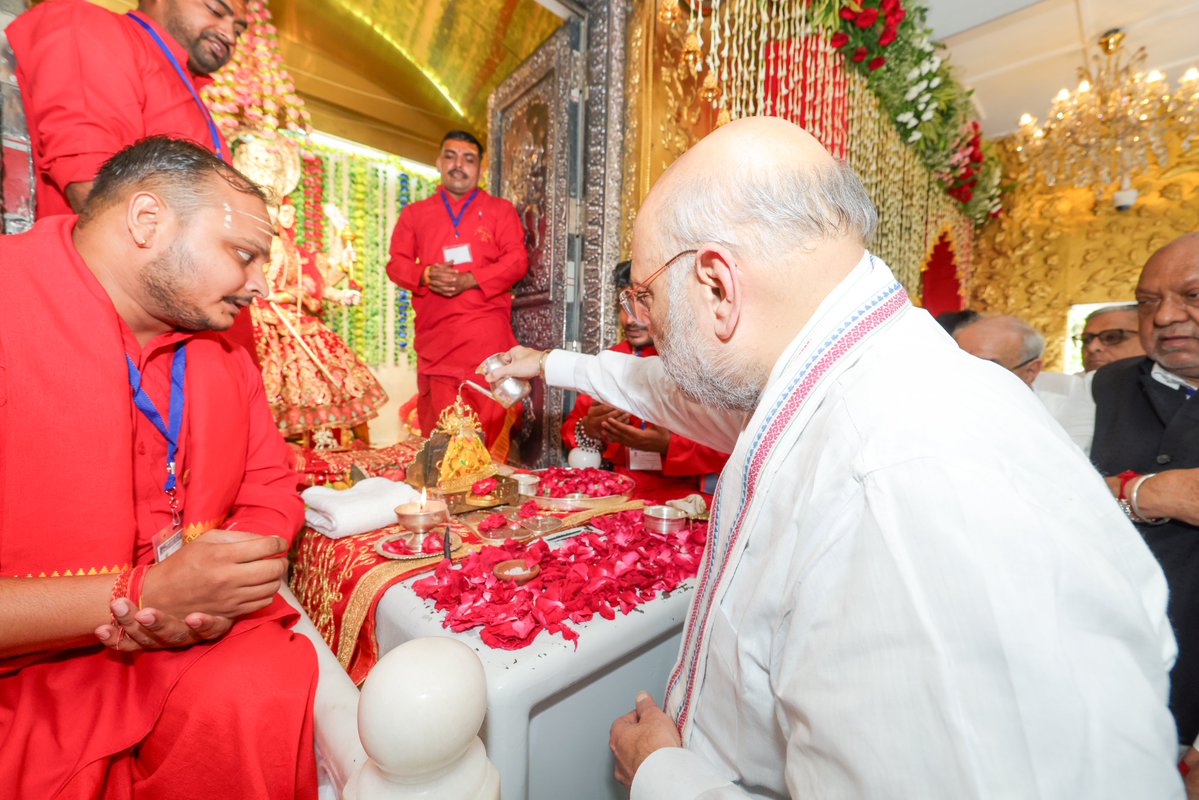 AmitShah's tweet photo. जालंधर (पंजाब) स्थित श्री सिद्ध शक्तिपीठ मां त्रिपुरमालिनी धाम सदियों से श्रद्धा, भक्ति और सनातन परंपरा की अखंड ज्योति प्रज्वलित किए हुए है।

51 शक्तिपीठों में से एक इस पावन धाम में आज दर्शन-पूजन का सौभाग्य प्राप्त हुआ और मां भगवती से सभी के कल्याण, सुख एवं समृद्धि की प्रार्थना की।

ਜਲੰਧਰ ਵਿਖੇ ਸਥਿਤ ਸ੍ਰੀ ਸਿੱਧ ਸ਼ਕਤੀਪੀਠ ਮਾਂ ਤ੍ਰਿਪੁਰਮਾਲਿਨੀ ਧਾਮ (ਸ਼੍ਰੀ ਦੇਵੀ ਤਲਾਬ ਮੰਦਿਰ) ਸਦੀਆਂ ਤੋਂ ਸ਼ਰਧਾ, ਭਗਤੀ ਅਤੇ ਸਨਾਤਨ ਪਰੰਪਰਾ ਦੀ ਅਖੰਡ ਜੋਤ ਜਗਾ ਰਿਹਾ ਹੈ। 51 ਸ਼ਕਤੀਪੀਠਾਂ ਵਿੱਚੋਂ ਇੱਕ ਇਸ ਪਾਵਨ ਧਾਮ ਵਿਖੇ ਅੱਜ ਮਾਤਾ ਰਾਣੀ ਦੇ ਦਰਸ਼ਨ-ਪੂਜਨ ਕਰਨ ਦਾ ਸੁਭਾਗ ਪ੍ਰਾਪਤ ਹੋਇਆ। ਇਸ ਪਵਿੱਤਰ ਅਵਸਰ ’ਤੇ ਮਾਂ ਭਗਵਤੀ ਦੇ ਚਰਨਾਂ ਵਿੱਚ ਸਮੂਹ ਸੰਗਤ ਦੀ ਖੁਸ਼ਹਾਲੀ, ਸੁੱਖ-ਸ਼ਾਂਤੀ ਅਤੇ ਚੜ੍ਹਦੀ ਕਲਾ ਲਈ ਅਰਦਾਸ ਕੀਤੀ।

ਜੈ ਮਾਤਾ ਦੀ!