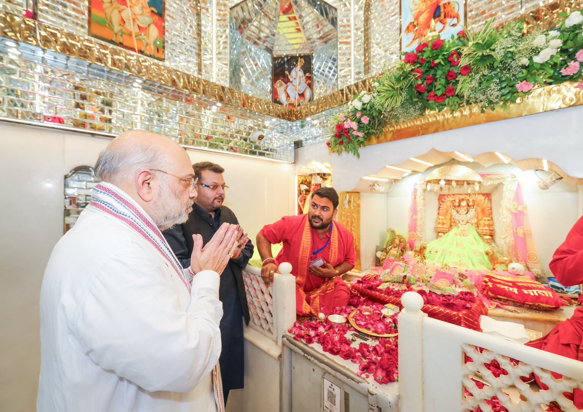 AmitShah's tweet photo. जालंधर (पंजाब) स्थित श्री सिद्ध शक्तिपीठ मां त्रिपुरमालिनी धाम सदियों से श्रद्धा, भक्ति और सनातन परंपरा की अखंड ज्योति प्रज्वलित किए हुए है।

51 शक्तिपीठों में से एक इस पावन धाम में आज दर्शन-पूजन का सौभाग्य प्राप्त हुआ और मां भगवती से सभी के कल्याण, सुख एवं समृद्धि की प्रार्थना की।

ਜਲੰਧਰ ਵਿਖੇ ਸਥਿਤ ਸ੍ਰੀ ਸਿੱਧ ਸ਼ਕਤੀਪੀਠ ਮਾਂ ਤ੍ਰਿਪੁਰਮਾਲਿਨੀ ਧਾਮ (ਸ਼੍ਰੀ ਦੇਵੀ ਤਲਾਬ ਮੰਦਿਰ) ਸਦੀਆਂ ਤੋਂ ਸ਼ਰਧਾ, ਭਗਤੀ ਅਤੇ ਸਨਾਤਨ ਪਰੰਪਰਾ ਦੀ ਅਖੰਡ ਜੋਤ ਜਗਾ ਰਿਹਾ ਹੈ। 51 ਸ਼ਕਤੀਪੀਠਾਂ ਵਿੱਚੋਂ ਇੱਕ ਇਸ ਪਾਵਨ ਧਾਮ ਵਿਖੇ ਅੱਜ ਮਾਤਾ ਰਾਣੀ ਦੇ ਦਰਸ਼ਨ-ਪੂਜਨ ਕਰਨ ਦਾ ਸੁਭਾਗ ਪ੍ਰਾਪਤ ਹੋਇਆ। ਇਸ ਪਵਿੱਤਰ ਅਵਸਰ ’ਤੇ ਮਾਂ ਭਗਵਤੀ ਦੇ ਚਰਨਾਂ ਵਿੱਚ ਸਮੂਹ ਸੰਗਤ ਦੀ ਖੁਸ਼ਹਾਲੀ, ਸੁੱਖ-ਸ਼ਾਂਤੀ ਅਤੇ ਚੜ੍ਹਦੀ ਕਲਾ ਲਈ ਅਰਦਾਸ ਕੀਤੀ।

ਜੈ ਮਾਤਾ ਦੀ!