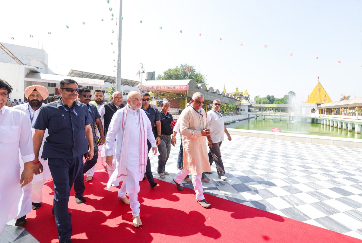 AmitShah's tweet photo. जालंधर (पंजाब) स्थित श्री सिद्ध शक्तिपीठ मां त्रिपुरमालिनी धाम सदियों से श्रद्धा, भक्ति और सनातन परंपरा की अखंड ज्योति प्रज्वलित किए हुए है।

51 शक्तिपीठों में से एक इस पावन धाम में आज दर्शन-पूजन का सौभाग्य प्राप्त हुआ और मां भगवती से सभी के कल्याण, सुख एवं समृद्धि की प्रार्थना की।

ਜਲੰਧਰ ਵਿਖੇ ਸਥਿਤ ਸ੍ਰੀ ਸਿੱਧ ਸ਼ਕਤੀਪੀਠ ਮਾਂ ਤ੍ਰਿਪੁਰਮਾਲਿਨੀ ਧਾਮ (ਸ਼੍ਰੀ ਦੇਵੀ ਤਲਾਬ ਮੰਦਿਰ) ਸਦੀਆਂ ਤੋਂ ਸ਼ਰਧਾ, ਭਗਤੀ ਅਤੇ ਸਨਾਤਨ ਪਰੰਪਰਾ ਦੀ ਅਖੰਡ ਜੋਤ ਜਗਾ ਰਿਹਾ ਹੈ। 51 ਸ਼ਕਤੀਪੀਠਾਂ ਵਿੱਚੋਂ ਇੱਕ ਇਸ ਪਾਵਨ ਧਾਮ ਵਿਖੇ ਅੱਜ ਮਾਤਾ ਰਾਣੀ ਦੇ ਦਰਸ਼ਨ-ਪੂਜਨ ਕਰਨ ਦਾ ਸੁਭਾਗ ਪ੍ਰਾਪਤ ਹੋਇਆ। ਇਸ ਪਵਿੱਤਰ ਅਵਸਰ ’ਤੇ ਮਾਂ ਭਗਵਤੀ ਦੇ ਚਰਨਾਂ ਵਿੱਚ ਸਮੂਹ ਸੰਗਤ ਦੀ ਖੁਸ਼ਹਾਲੀ, ਸੁੱਖ-ਸ਼ਾਂਤੀ ਅਤੇ ਚੜ੍ਹਦੀ ਕਲਾ ਲਈ ਅਰਦਾਸ ਕੀਤੀ।

ਜੈ ਮਾਤਾ ਦੀ!