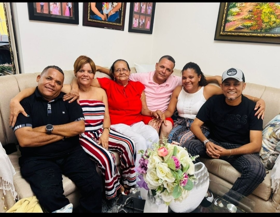 Ms_Santana_R's tweet photo. Feliz cumpleaños, madre querida! 

Que el Señor continúe cubriéndote con su gracia, te conceda salud y te permita permanecer a nuestro lado por muchos años más.

Toda honra y toda gloria sean para Él.
@RobertoFulcar @luisabinader @RaquelPenaVice @raquelarbaje https://t.co/hb6PYuwzId