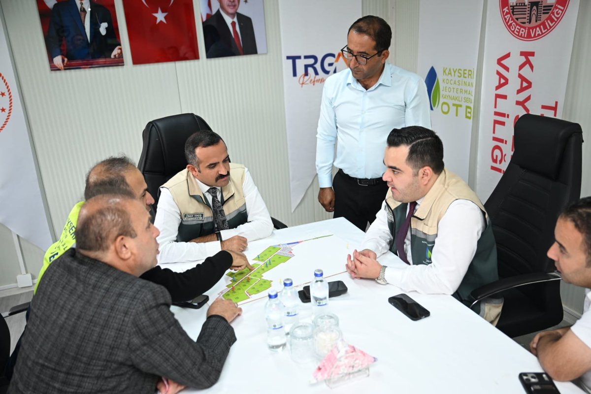 KayseriOtb's tweet photo. Vali Yardımcımız Sn. Ömer Tekeş, TRGM Organize Tarım ve Hayvancılık Daire Başk. Sn. Deniz Oruç, Bölge Müd. M. Burak Yıldırım, İl Tarım ve Orman Müd. Bülent Saklav ve beraberindeki heyet, Jeotermal Kaynaklı Sera Organize Tarım Bölgemizde yürütülen çalışmaları yerinde inceledi. https://t.co/ygP185Hhiy