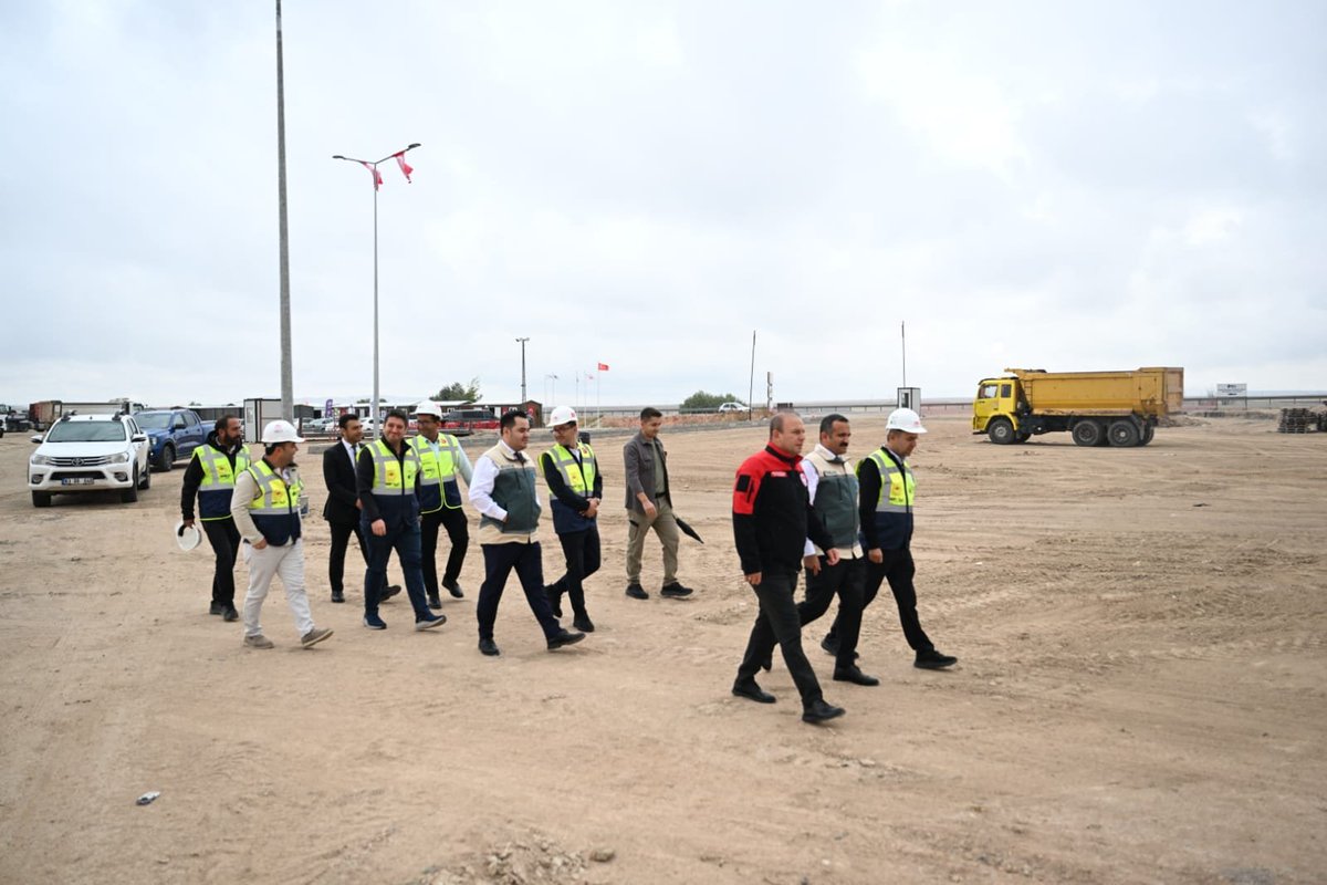 KayseriOtb's tweet photo. Vali Yardımcımız Sn. Ömer Tekeş, TRGM Organize Tarım ve Hayvancılık Daire Başk. Sn. Deniz Oruç, Bölge Müd. M. Burak Yıldırım, İl Tarım ve Orman Müd. Bülent Saklav ve beraberindeki heyet, Jeotermal Kaynaklı Sera Organize Tarım Bölgemizde yürütülen çalışmaları yerinde inceledi. https://t.co/ygP185Hhiy