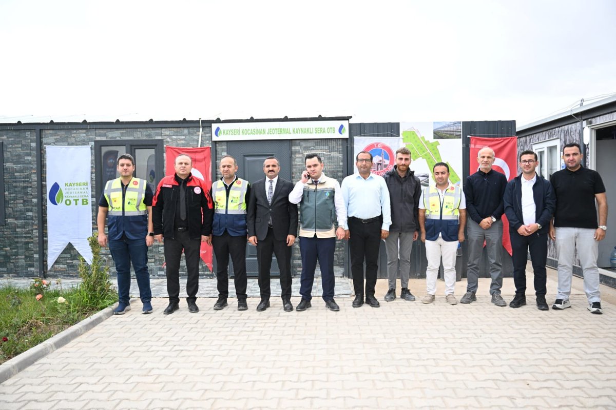 KayseriOtb's tweet photo. Vali Yardımcımız Sn. Ömer Tekeş, TRGM Organize Tarım ve Hayvancılık Daire Başk. Sn. Deniz Oruç, Bölge Müd. M. Burak Yıldırım, İl Tarım ve Orman Müd. Bülent Saklav ve beraberindeki heyet, Jeotermal Kaynaklı Sera Organize Tarım Bölgemizde yürütülen çalışmaları yerinde inceledi. https://t.co/ygP185Hhiy