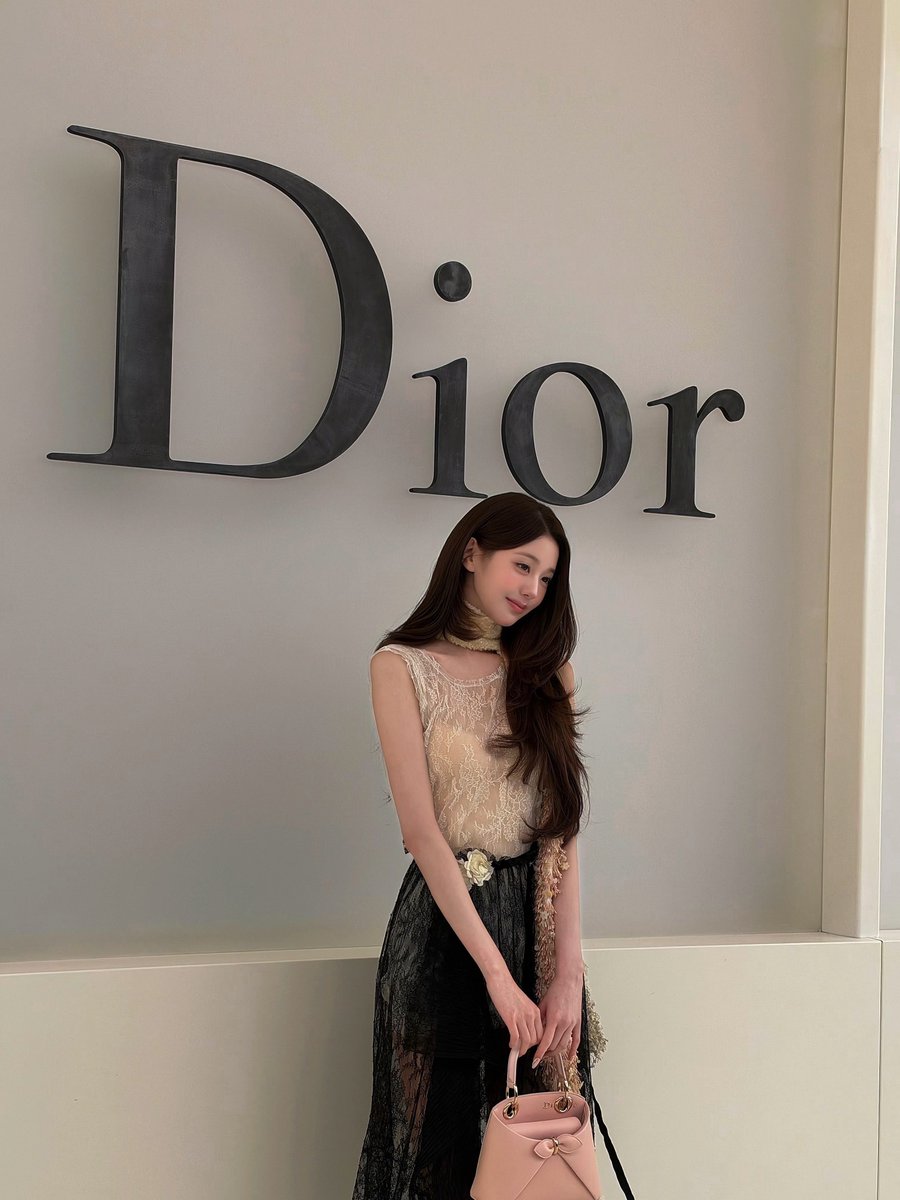 0403FEED's tweet photo. i really like dior wonyoung, there's something about her look for the show that's just absolutely breathtaking 😩 https://t.co/kijGomw3Ty