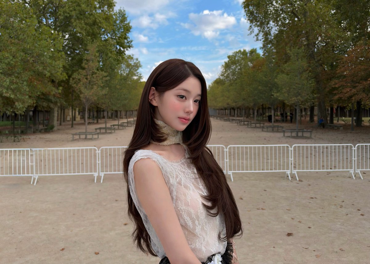0403FEED's tweet photo. i really like dior wonyoung, there's something about her look for the show that's just absolutely breathtaking 😩 https://t.co/kijGomw3Ty