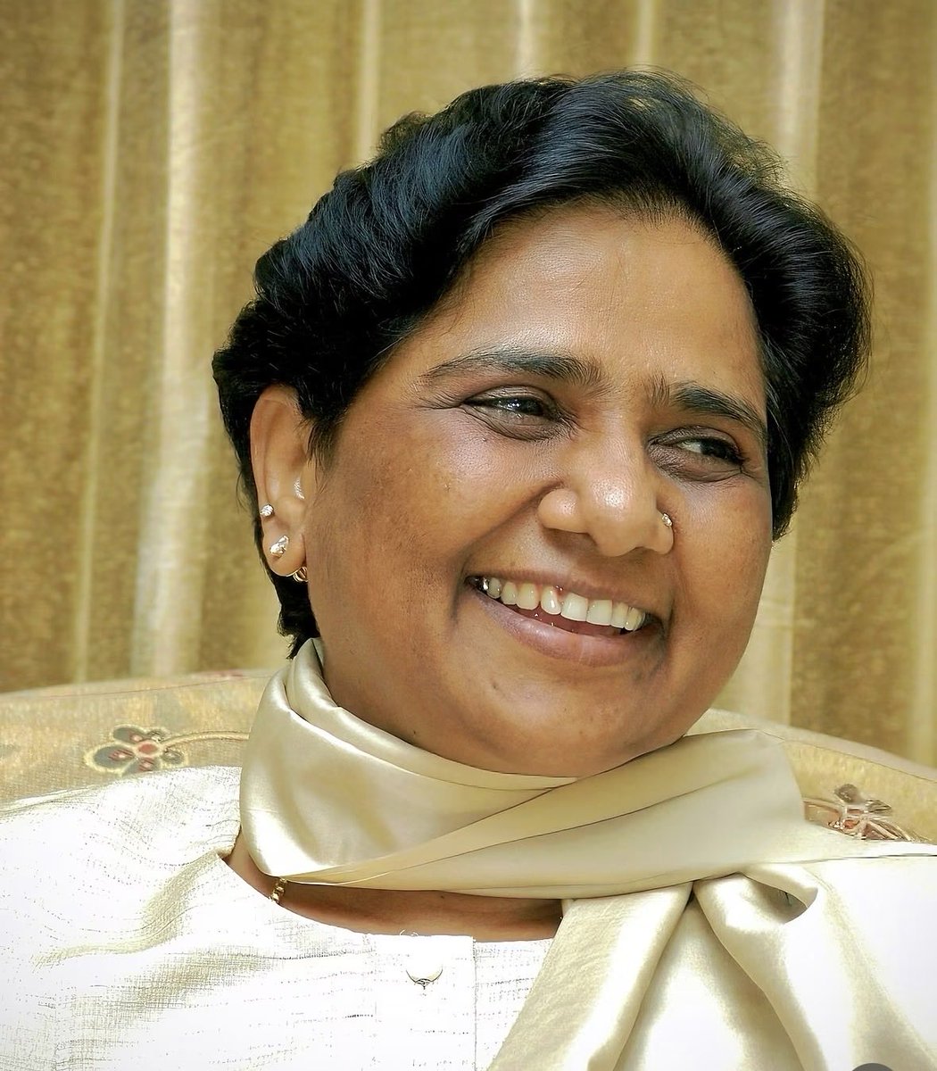 ramjigautambsp's tweet photo. मुझे गर्व है कि मैं BSP का कार्यकर्ता हूँ और आदरणीय  बहनजी के निर्देशन में मिशन और मूवमेंट के सिपाही की तरह काम कर रहा हूँ.बहनजी ने हमेशा बहुजन समाज के हित के बारे में ही सोंचा है और यही कारण रहा है की जब भी मौका मिला राज्य सभा और एमएलसी चुनाव में भेजने का तब गरीब बहुजन समाज के लोगों को राज्य सभा में सांसद और विधानसभा  में एमएलसी बनाने का काम किया कभी भी उद्योगपतियों के इशारे पर या उद्योगपतियों को राज्यसभा में सांसद बनाकर नहीं भेजा.ना ही कभी धन्ना सेठों से चंदा लिया.हमें आदरणीय बहनजी पर गर्व है.
