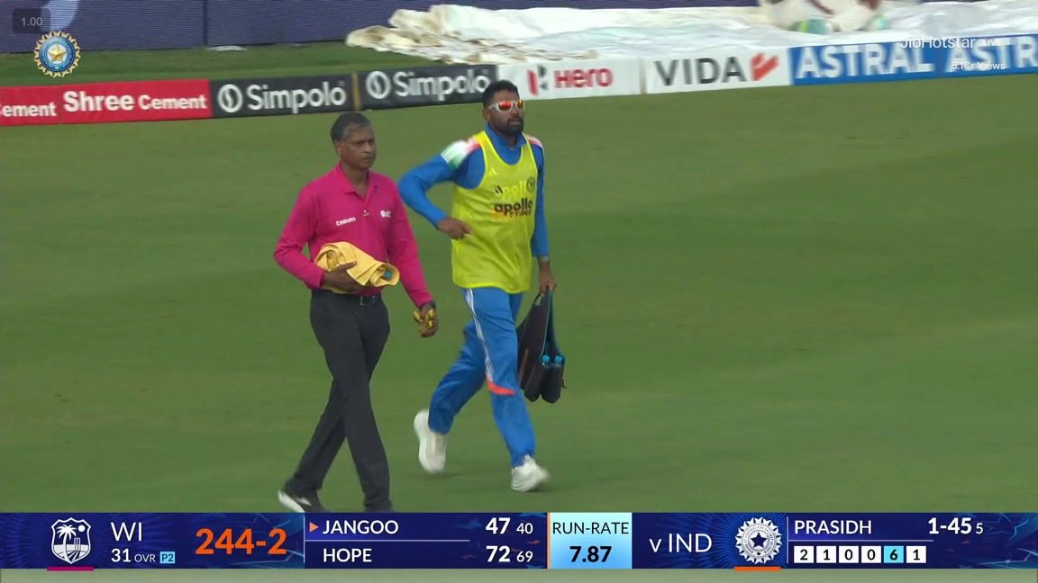 academy_dinda's tweet photo. Siraj serving drinks while Prasidh Lee and Gurnoor Starc are conceding runs at 9 per over💔 https://t.co/Xzln4YiYK1