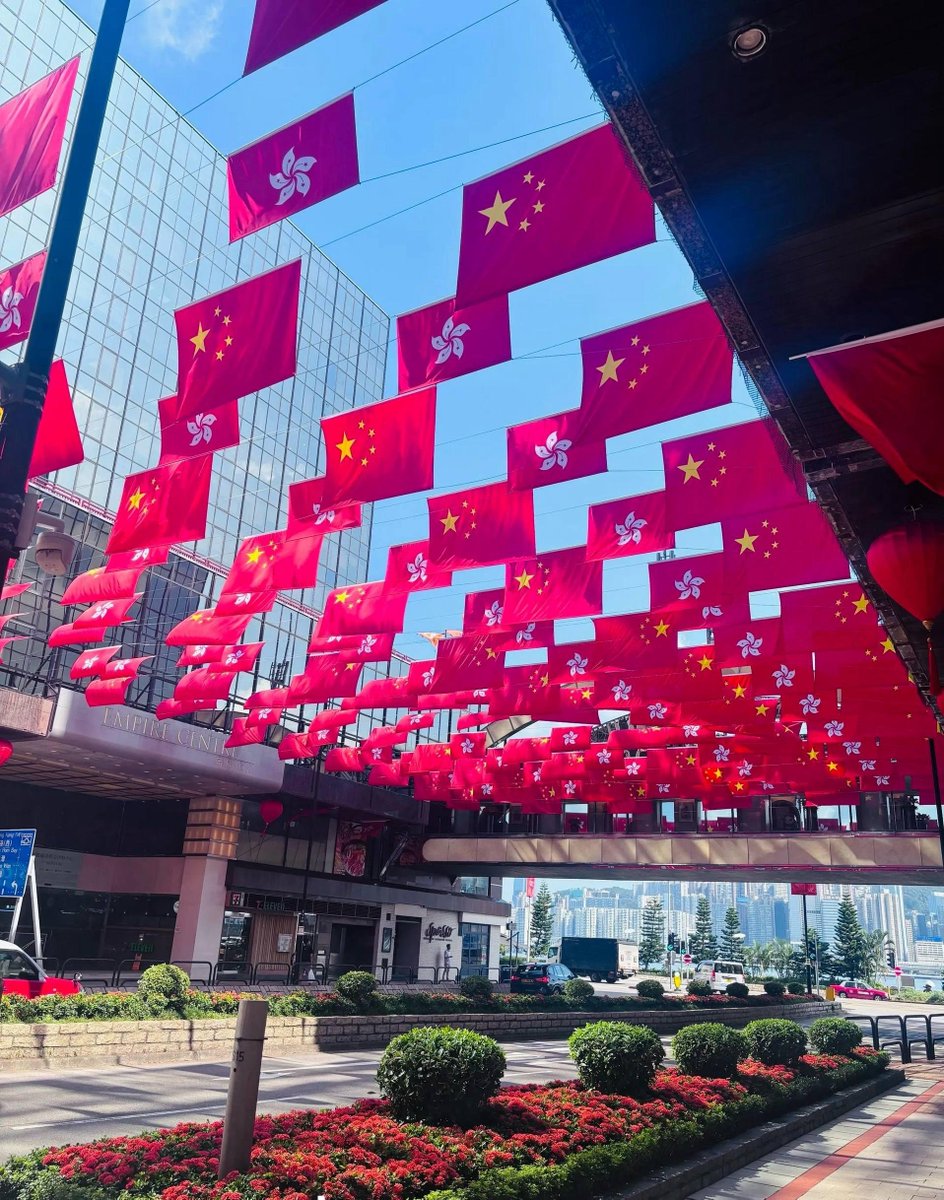 whyyoutouzhele's tweet photo. 红色香港

近日，随着国庆节临近，有网友拍摄到香港街头出现庆祝活动：一群人挥舞国旗高呼“伟大的共产党万岁，正义必胜”，同时一些居民楼挂上了密集的中国国旗，街头也随处可见中国国旗和庆祝标语。 https://t.co/wPILWv6JkW