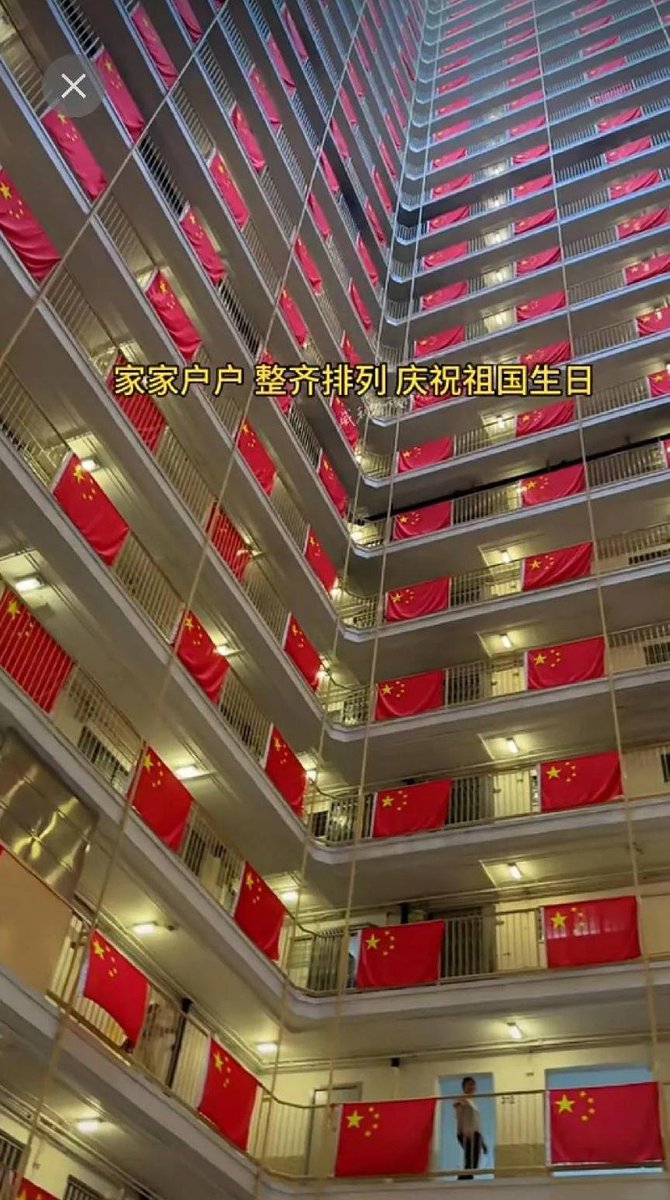 whyyoutouzhele's tweet photo. 红色香港

近日，随着国庆节临近，有网友拍摄到香港街头出现庆祝活动：一群人挥舞国旗高呼“伟大的共产党万岁，正义必胜”，同时一些居民楼挂上了密集的中国国旗，街头也随处可见中国国旗和庆祝标语。 https://t.co/wPILWv6JkW