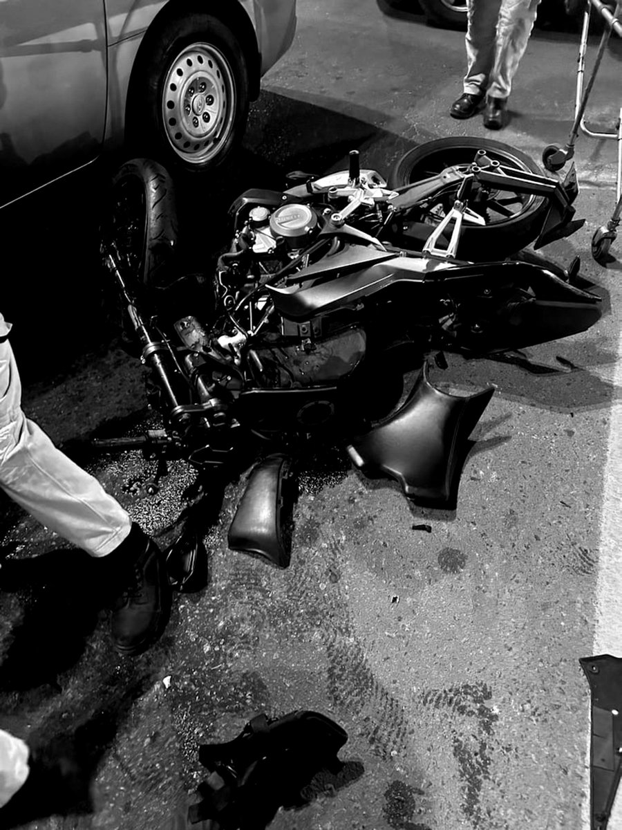 CuartoPoder_Py's tweet photo. 🔴 SOBRESEEN AL EXMUNDIALISTA ALBIRROJO ROGELIO DELGADO EN CAUSA POR ACCIDENTE FATAL DE UN MOTOCICLISTA 
 Por @dianacenturionm, periodista de #4toJudiciales

◾ Sobreseimiento definitivo: La jueza penal de garantías de Luque, Jennifer Natalia Ynsfrán, otorgó el sobreseimiento definitivo al exfutbolista de la Albirroja, Rogelio Delgado, imputado tras la muerte de un motociclista en un accidente de tránsito ocurrido el 16 de septiembre de 2024 sobre la autopista Silvio Pettirossi.

◾ Postura fiscal y peritajes: El Ministerio Público solicitó la desvinculación al no contar con elementos suficientes para sostener una acusación. La defensa precisó que los peritajes determinaron que el motociclista circulaba con exceso de velocidad, lo que le impidió maniobrar, liberando de responsabilidad administrativa o de tránsito a Delgado.

◾ Acuerdo y resolución: Aunque la querella adhesiva solicitó la extinción por conciliación tras acordarse un resarcimiento de G. 77.000.000 a la madre del fallecido, la magistrada dio curso al requerimiento fiscal por falta de solvencia probatoria y dejó constancia de que la causa no afecta el buen nombre y honor del exfutbolista.
@PoderJudicialPY @MinPublicoPy