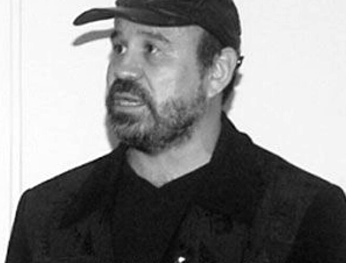 CuartoPoder_Py's tweet photo. 🔴 SOBRESEEN AL EXMUNDIALISTA ALBIRROJO ROGELIO DELGADO EN CAUSA POR ACCIDENTE FATAL DE UN MOTOCICLISTA 
 Por @dianacenturionm, periodista de #4toJudiciales

◾ Sobreseimiento definitivo: La jueza penal de garantías de Luque, Jennifer Natalia Ynsfrán, otorgó el sobreseimiento definitivo al exfutbolista de la Albirroja, Rogelio Delgado, imputado tras la muerte de un motociclista en un accidente de tránsito ocurrido el 16 de septiembre de 2024 sobre la autopista Silvio Pettirossi.

◾ Postura fiscal y peritajes: El Ministerio Público solicitó la desvinculación al no contar con elementos suficientes para sostener una acusación. La defensa precisó que los peritajes determinaron que el motociclista circulaba con exceso de velocidad, lo que le impidió maniobrar, liberando de responsabilidad administrativa o de tránsito a Delgado.

◾ Acuerdo y resolución: Aunque la querella adhesiva solicitó la extinción por conciliación tras acordarse un resarcimiento de G. 77.000.000 a la madre del fallecido, la magistrada dio curso al requerimiento fiscal por falta de solvencia probatoria y dejó constancia de que la causa no afecta el buen nombre y honor del exfutbolista.
@PoderJudicialPY @MinPublicoPy