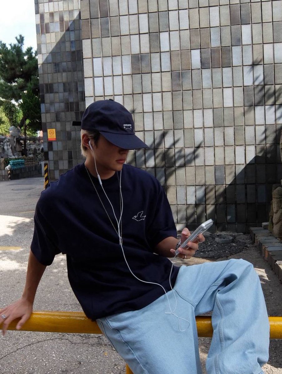 agoodinasour's tweet photo. do you see the vision for @ooakrecords new bg because i absolutely do. blackq in ooak merch is giving effortless swag, cool boy energy, insane styling without even trying. the vision is VISIONING. https://t.co/zVBneQFmsu