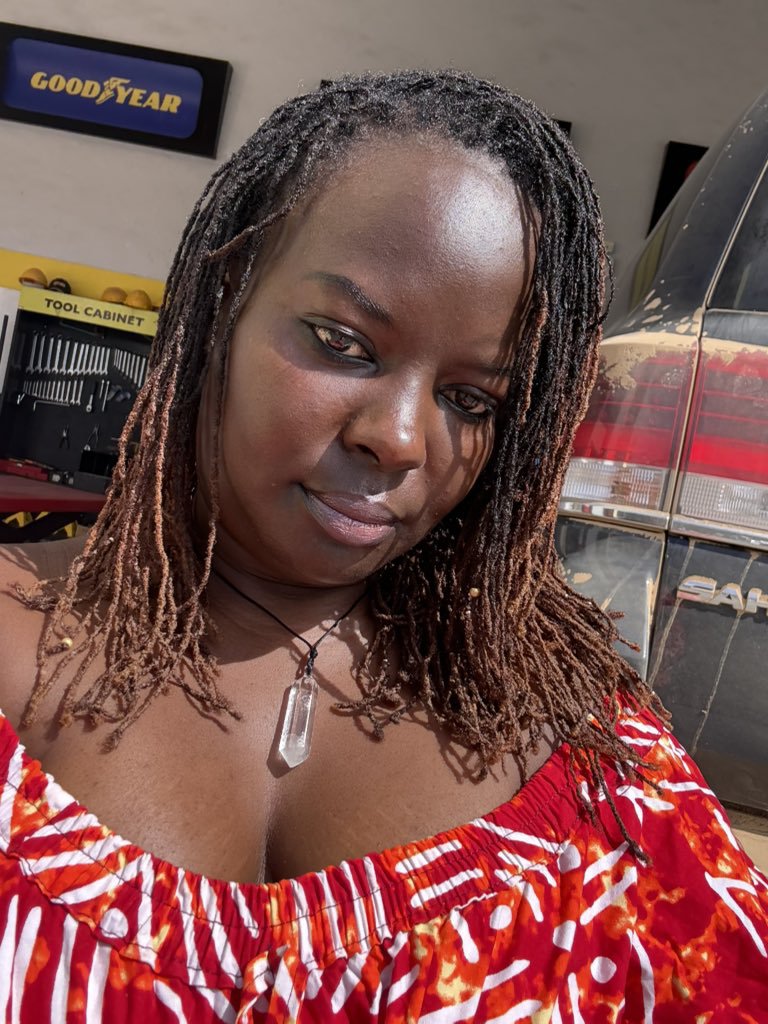Leipafelix's tweet photo. Sasa wacha niwaambie vijana, mwanamke kama hii ni ya kuavoid kabisa! Jua sii wewe pekeyako ndio unasugua akiz. Sasa  kama for example wewe ukipeleka msichana kama hii wewe kama kijana utaambia wasasi wako namna gani? Saa hiyo ujue manyungurus yake imejaa hii timeline. Haaya https://t.co/DmqtGW11hT