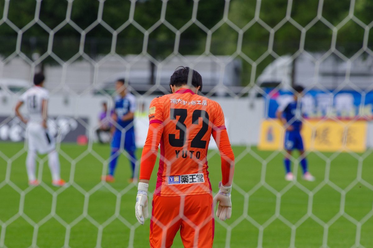 zumi_meshi's tweet photo. プロ9年間で公式戦14試合。

これって、
「失敗したサッカー選手」なんですかね？

たまに
「サッカー選手じゃなかったら何になってた？」と聞かれるけど、

正直、あまり考えたことがない。

試合に出られない。評価されない。
悔しい。辞めたい。

それでも次の日には練習に行��。

華やかな時間より、我慢していた時間の方が圧倒的に長かった。

でも、一切後悔してない。

サッカーをやってきたから、今の仕事があって、今の仲間がいて、今の自分の考え方がある。

現役中の結果だけを見れば、
「成功できなかった」と言われるかもしれない。

でも、サッカー人生の成功か失敗かを
引退した瞬間に決める必要ってあるんですかね。

あの9年間が成功だったかどうかは、
これからの人生で証明していけばいいと思っています。

皆さんどう思いますか？