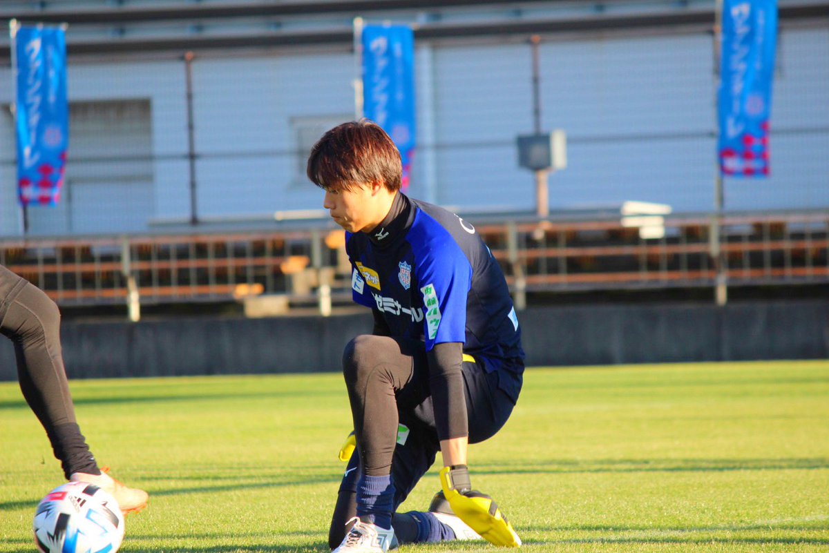zumi_meshi's tweet photo. プロ9年間で公式戦14試合。

これって、
「失敗したサッカー選手」なんですかね？

たまに
「サッカー選手じゃなかったら何になってた？」と聞かれるけど、

正直、あまり考えたことがない。

試合に出られない。評価されない。
悔しい。辞めたい。

それでも次の日には練習に行��。

華やかな時間より、我慢していた時間の方が圧倒的に長かった。

でも、一切後悔してない。

サッカーをやってきたから、今の仕事があって、今の仲間がいて、今の自分の考え方がある。

現役中の結果だけを見れば、
「成功できなかった」と言われるかもしれない。

でも、サッカー人生の成功か失敗かを
引退した瞬間に決める必要ってあるんですかね。

あの9年間が成功だったかどうかは、
これからの人生で証明していけばいいと思っています。

皆さんどう思いますか？