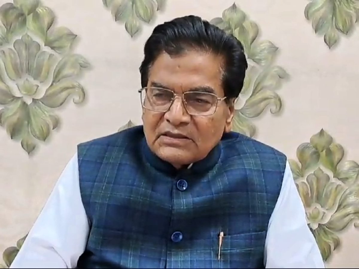 The_Gaharwar's tweet photo. समाजवादी पार्टी (SP) यूपी में होने वाले राज्यसभा चुनाव के लिए 2 नाम नामित किए,

1. अखिलेश यादव के चाचा राम गोपाल यादव

2. BJP राज्यसभा सांसद परिमल नाथवानी के बेटे और अंबानी के कॉर्पोरेट मामलों के निदेशक धनराज परिमल नथवानी

PDA - पहला दावेदार अहीर 
या,       पहला दावेदार अंबानी ?

खैर, समाजवादी पार्टी ने यह राज्यसभा कि सीट धनराज परिमल नाथवानी को कितने सौ करोड़ में बेचा है, अभी इसका खुलासा नहीं हो पाया है...