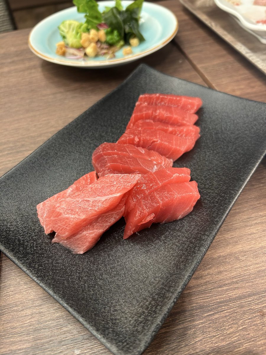mykm_cham's tweet photo. ビュッフェでマグロの解体ショーするなんて思わないやん？？？？ｳﾒｳﾒ https://t.co/mDLku38Zxh