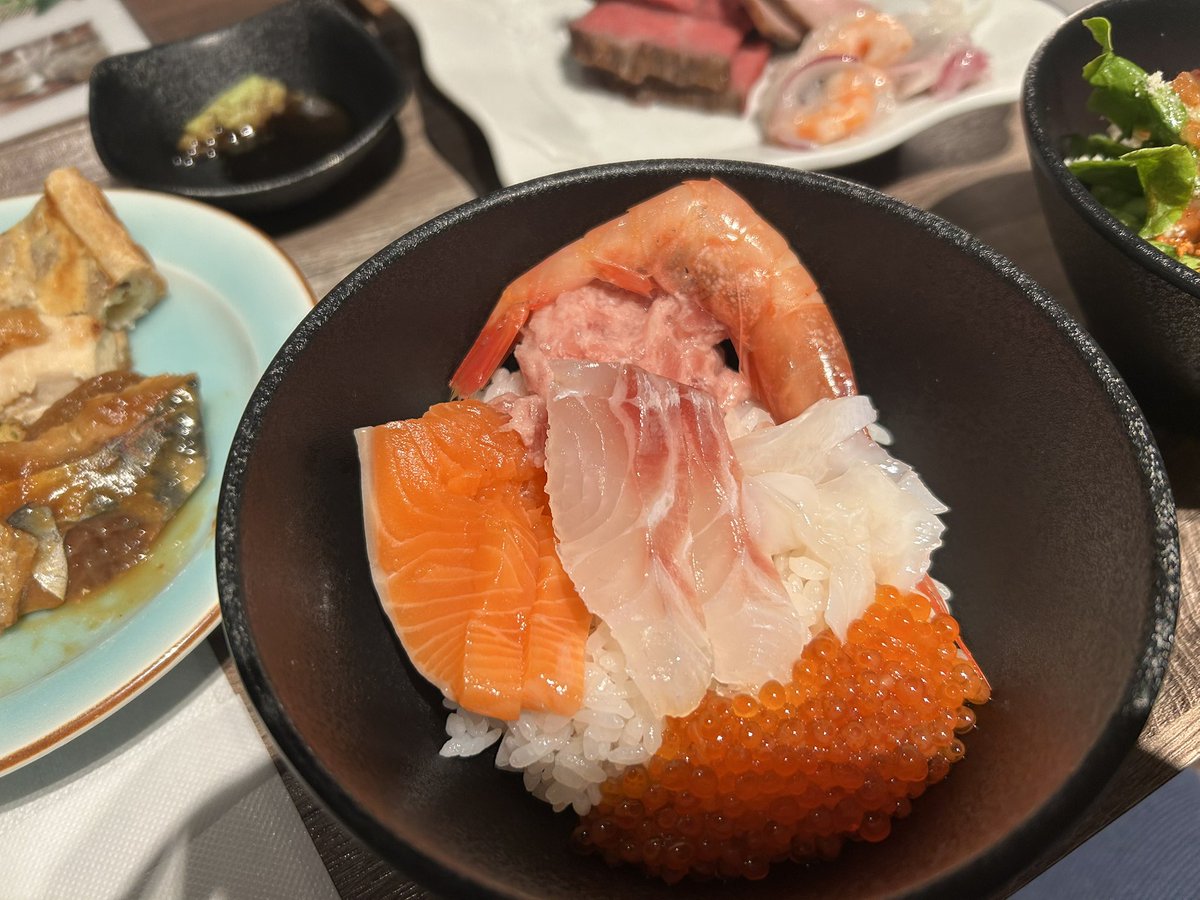 mykm_cham's tweet photo. ビュッフェでマグロの解体ショーするなんて思わないやん？？？？ｳﾒｳﾒ https://t.co/mDLku38Zxh