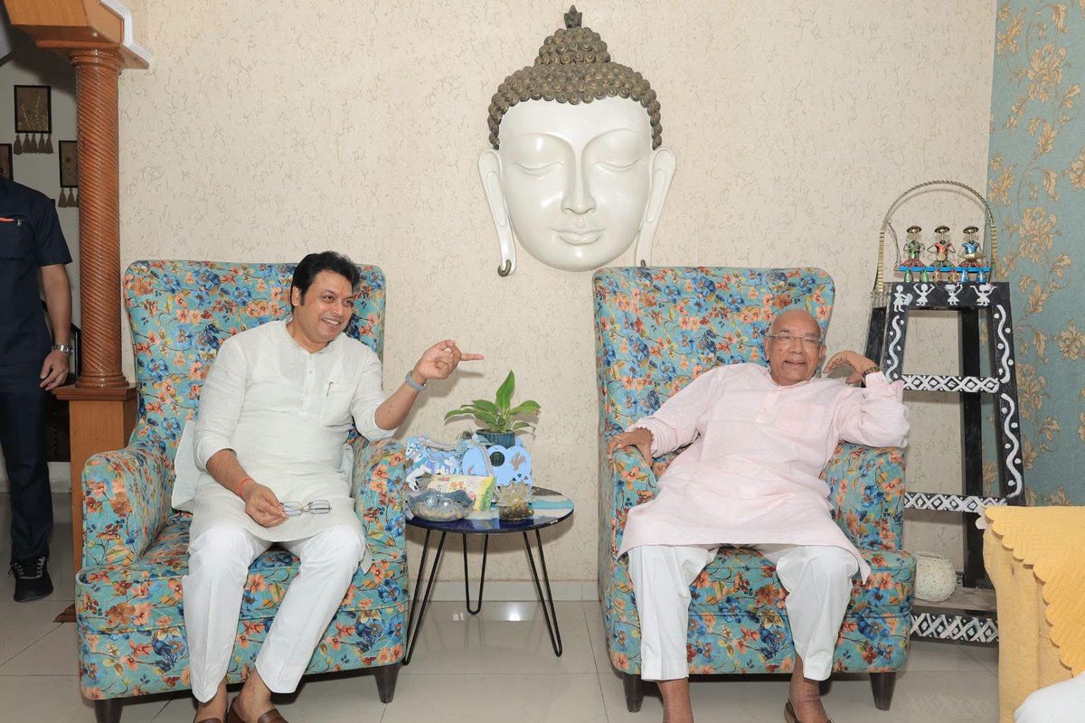 BjpBiplab's tweet photo. मध्यप्रदेश विधानसभा के माननीय अध्यक्ष एवं पूर्व केंद्रीय मंत्री श्री नरेंद्र सिंह तोमर जी तथा वरिष्ठ भाजपा नेता एवं पूर्व राज्यपाल श्री कप्तान सिंह सोलंकी जी से भोपाल स्थित उनके निवास पर ��िष्टाचार भेंट की। इस दौरान विभिन्न समसामयिक विषयों पर चर्चा हुई। https://t.co/EG71kI7KLc