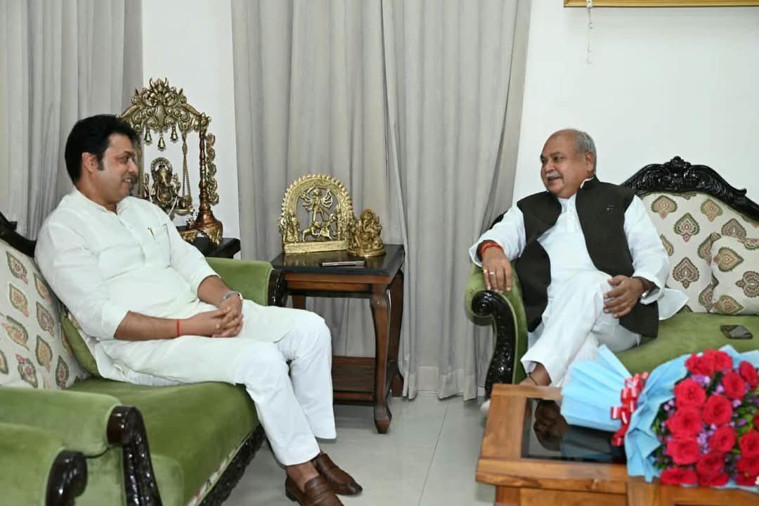 BjpBiplab's tweet photo. मध्यप्रदेश विधानसभा के माननीय अध्यक्ष एवं पूर्व केंद्रीय मंत्री श्री नरेंद्र सिंह तोमर जी तथा वरिष्ठ भाजपा नेता एवं पूर्व राज्यपाल श्री कप्तान सिंह सोलंकी जी से भोपाल स्थित उनके निवास पर ��िष्टाचार भेंट की। इस दौरान विभिन्न समसामयिक विषयों पर चर्चा हुई। https://t.co/EG71kI7KLc
