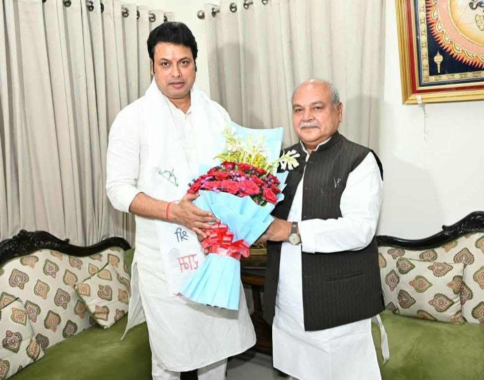 BjpBiplab's tweet photo. मध्यप्रदेश विधानसभा के माननीय अध्यक्ष एवं पूर्व केंद्रीय मंत्री श्री नरेंद्र सिंह तोमर जी तथा वरिष्ठ भाजपा नेता एवं पूर्व राज्यपाल श्री कप्तान सिंह सोलंकी जी से भोपाल स्थित उनके निवास पर ��िष्टाचार भेंट की। इस दौरान विभिन्न समसामयिक विषयों पर चर्चा हुई। https://t.co/EG71kI7KLc