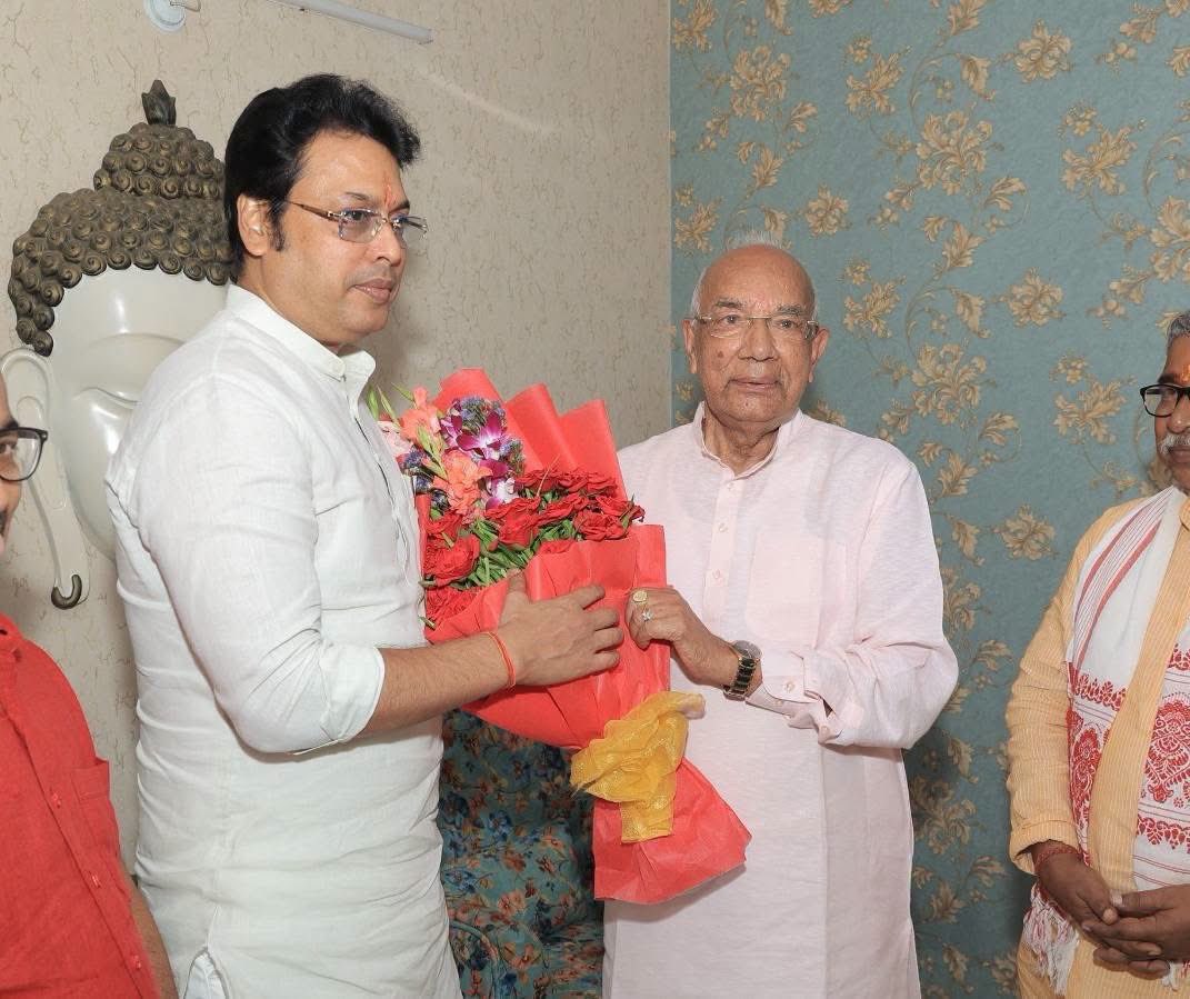 BjpBiplab's tweet photo. मध्यप्रदेश विधानसभा के माननीय अध्यक्ष एवं पूर्व केंद्रीय मंत्री श्री नरेंद्र सिंह तोमर जी तथा वरिष्ठ भाजपा नेता एवं पूर्व राज्यपाल श्री कप्तान सिंह सोलंकी जी से भोपाल स्थित उनके निवास पर ��िष्टाचार भेंट की। इस दौरान विभिन्न समसामयिक विषयों पर चर्चा हुई। https://t.co/EG71kI7KLc