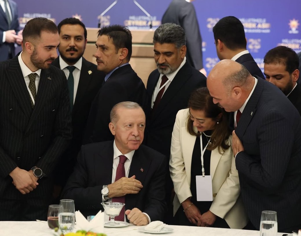 AkGenclikKars's tweet photo. 🇹🇷 Cumhurbaşkanımız ve AK Parti Genel Başkanımız Sayın Recep Tayyip Erdoğan ile bir araya geldik.

Kars teşkilatımızın çalışmaları ve şehrimizin geleceğine yönelik hedeflerimiz üzerine verimli bir sohbet gerçekleştirdik

Nazik sohbetleri  için Cumhurbaşkanımıza teşekkür ediyoruz https://t.co/MHVabe3SZe